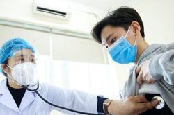 Lo ngại trục lợi bảo hiểm nếu bệnh nhân phải tự bỏ tiền túi mua thuốc