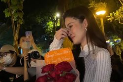 Đi diễn ở Đà Nẵng, Đông Nhi bị fan 'đánh úp' làm điều bất ngờ