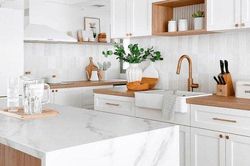 Màu tủ bếp luôn chiếm vị trí hàng đầu trong lựa chọn của các gia đình