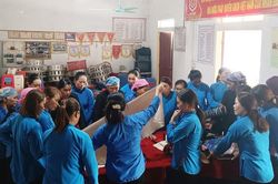 Dạy nghề may trang phục truyền thống cho 22 hội viên phụ nữ dân tộc Nùng xã Na Hối
