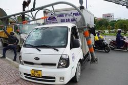 Xe tải đi sai làn, tông gãy thanh giới hạn chiều cao trên cầu Sài Gòn