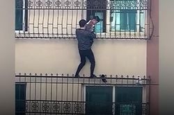 Người đàn ông leo 3 tầng lầu cứu em bé mắc kẹt ở lan can