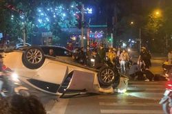 Điều tra vụ xe ô tô lật ngửa trên đường Liễu Giai