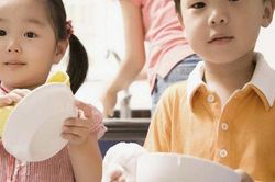 Lý do cực xác đáng để cho trẻ làm việc nhà và tuyệt chiêu giúp bố mẹ 'đào tạo' con làm việc nhà thành công