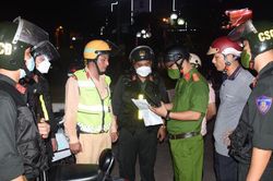 Khống chế đối tượng dùng điếu thuốc lá đang cháy dúi vào Công an