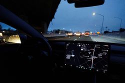 Tesla đối mặt với điều tra hình sự liên quan công nghệ xe tự lái