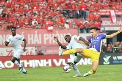 Bản quyền V-League: Khi 'con gà đẻ trứng vàng' được đánh thức