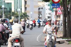 Cần phạt nặng… người đi ngược chiều