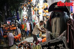 Tràn ngập đồ hóa trang kinh dị dịp Halloween trên phố Hàng Mã