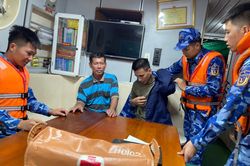 Tìm kiếm 3 thuyền viên tàu cá Hà Tĩnh mất tích sau va chạm trên biển