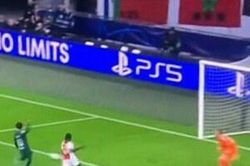 Darwin Nunez 'hóa' Carroll với pha bỏ lỡ khó tin trước Ajax