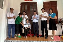 Quỹ Tấm lòng vàng Báo Thanh Hóa và nhà tài trợ bàn giao nhà tình nghĩa cho người cao tuổi có hoàn cảnh khó khăn