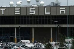 Tesla của tỷ phú Elon Musk bị điều tra hình sự liên quan đến công nghệ xe tự lái