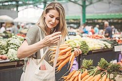 Châu Âu đối phó với lạm phát: Người dân cắt giảm chi tiêu