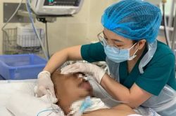Khủng hoảng thiếu điều dưỡng ở bệnh viện công: Người giảm, áp lực tăng