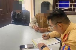 Phạt nặng hai thanh niên bốc đầu xe máy