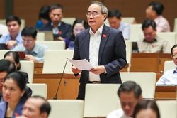 Nên có cơ chế 'ở dưới nói thì trên nghe'