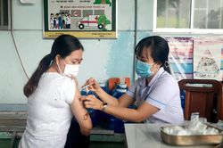 Tăng cường tiêm vắc xin phòng Covid-19 trong trường học An Giang