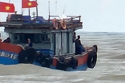 Cứu 3 ngư dân bị lật thuyền trên biển
