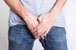 Nam bệnh nhân khổ sở vì cương dương nhiều giờ sau khi hút thuốc lá điện tử