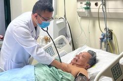 Đang ngồi đột ngột ôm ngực ngã quỵ, người đàn ông Hà Nội ngừng tim, ngừng thở