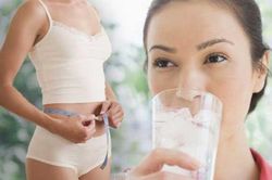 Đây chính là 4 kiểu uống nước thông minh, giúp chị em hút mỡ thừa nhanh chóng