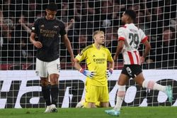 Arsenal lại bộc lộ điểm yếu 'đầu voi đuôi chuột' ở trận thua PSV