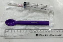 Cô gái say rượu rồi nuốt chiếc thìa nhựa dài 15cm vào bụng