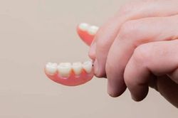 Đi ngủ không tháo răng giả, người phụ nữ trả giá bằng cả tính mạng