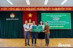 Trao tặng 1.400 phần quà hỗ trợ cho người dân khắc phục hậu quả lũ lụt