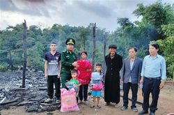 Đồn Biên phòng Ba Nang kịp thời hỗ trợ hộ dân bị cháy nhà