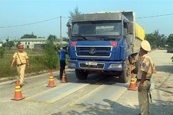 Xử lý nghiêm xe quá tải trọng để đảm bảo an toàn giao thông