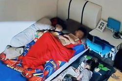 Kiểm tra camera, mẹ rơi nước mắt khi thấy con trai ôm bức ảnh của bố ngủ