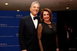 Chồng bà Pelosi bị tấn công bằng búa
