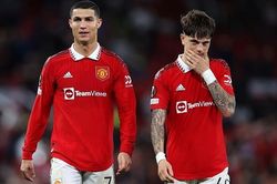 Sao trẻ MU chạy vào sân để chúc mừng Ronaldo