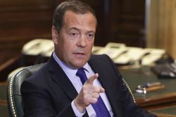 Ông Medvedev kêu gọi tỷ phú Elon Musk dừng Starlink ở Ukraine