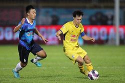 Bóng đá Việt Nam hôm nay: Trọng tài sai khi cho HAGL hưởng 11m. Quang Hải lỡ hẹn AFF Cup