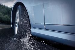 Sự thật phía sau lời khuyên xì bớt lốp ô tô khi trời mưa