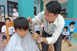 'Tiệm cắt tóc 0 đồng' của thầy hiệu trưởng nơi xã đảo
