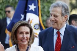 Phu quân Chủ tịch Hạ viện Mỹ Nancy Pelosi bị tấn công bằng búa