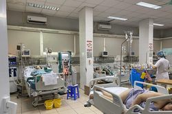 Chăm sóc người bệnh sốt xuất huyết tại nhà như thế nào để tránh biến chứng nặng?