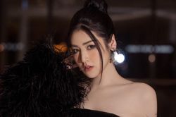 Diện đầm hở vai, xẻ cao khoe chân dài, Á hậu Tú Anh hút ánh nhìn