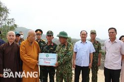 Thăm tặng quà các đơn vị khắc phục sạt lở tại Nghĩa trang Hòa Sơn