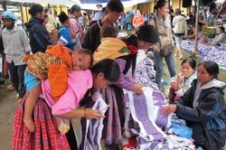 Thăm phiên chợ sắc mầu của bà con dân tộc Mông