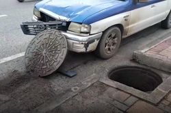 Khoảnh khắc nắp cống nổ tung trên đường phố ở Thái Lan