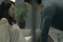 Vợ vẫn còn thương nhớ người yêu cũ và lén lút gặp nhau, chồng đau khổ mà không thể dứt tình ly hôn