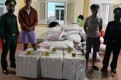 Truy đuổi hàng chục cây số, bắt xe chở hàng cấm trên Quốc lộ 9