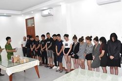 Thanh niên 21 tuổi mở quán karaoke, cho 16 'nam thanh, nữ tú' vào phê ma túy
