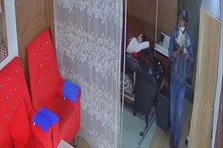 Chủ tiệm gội đầu nằm ngủ, bị trộm túi xách