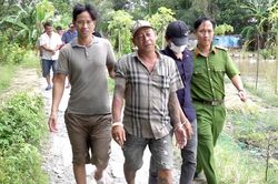 Hàng chục người sát phạt tại sới bạc ở giữa cánh đồng ngập nước